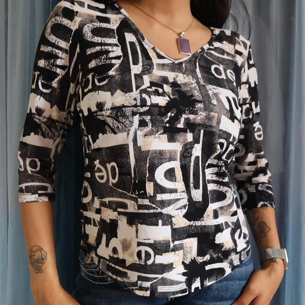 Abstract Typography Print V-Neck Top - Picture 2 of 6